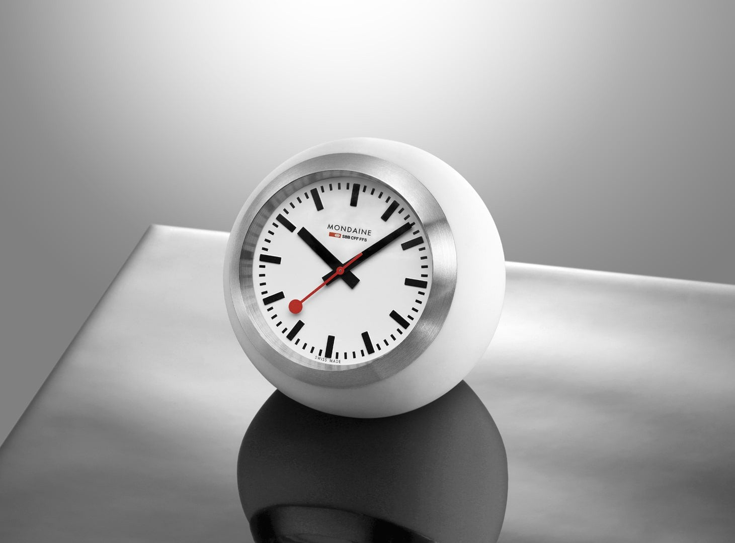 Mondaine Globe Bianco 60 mm orologio tavolo