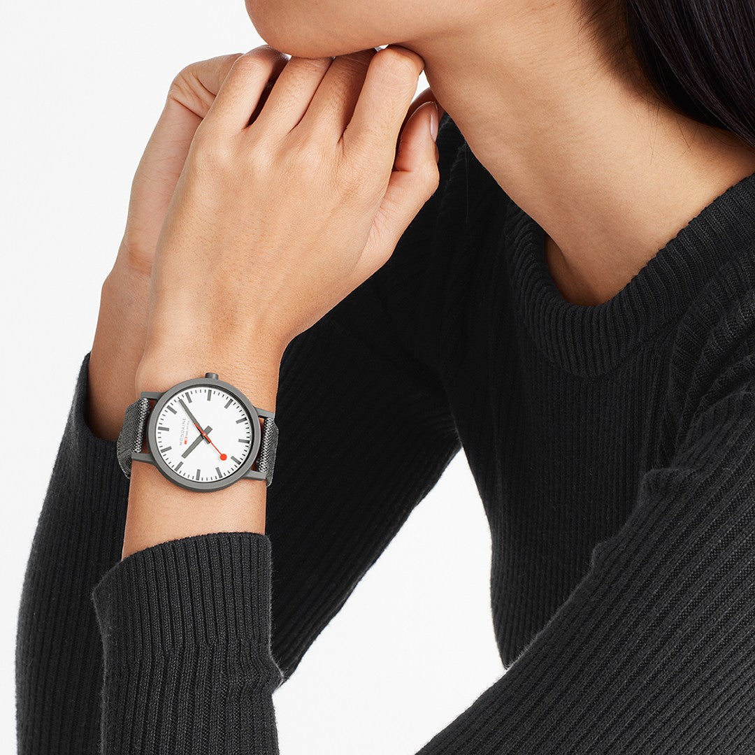 Mondaine Essence Grigio 41mm orologio tessuto