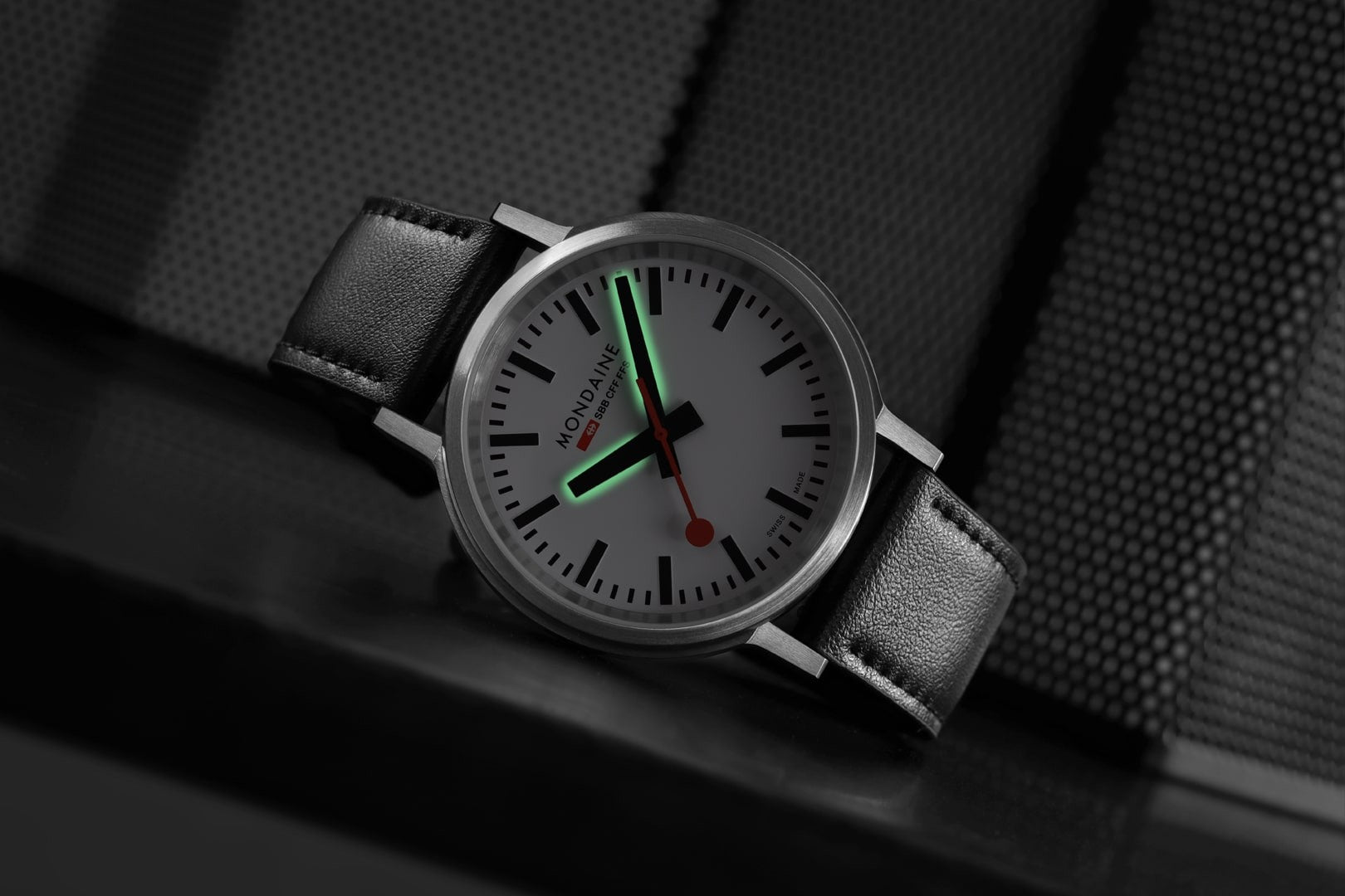 Mondaine Stop2go orologio bianco backlight 41 mm